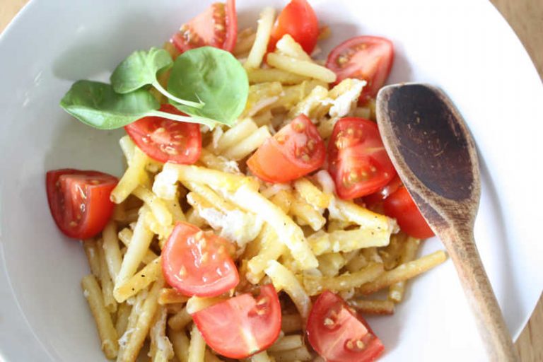 Gebratene Nudeln mit Ei, Tomate und Basilikum