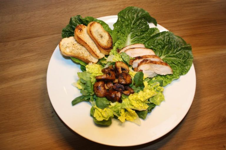 Grüner Salat mit saftiger Hähnchenbrust, Champignons und geröstetem Baguette