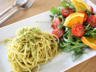 Spaghetti mit Avocado-Creme & Salat