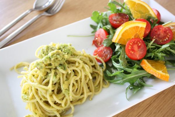 Spaghetti mit Avocado-Creme & Salat