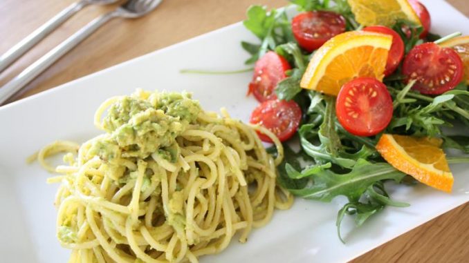 Spaghetti mit Avocado-Creme & Salat