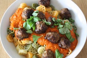 Bunte Nudeln mit mediteranen Fleischbällchen