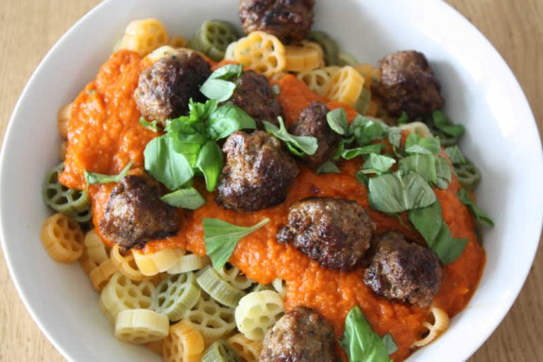 Bunte Nudeln mit mediteranen Fleischbällchen