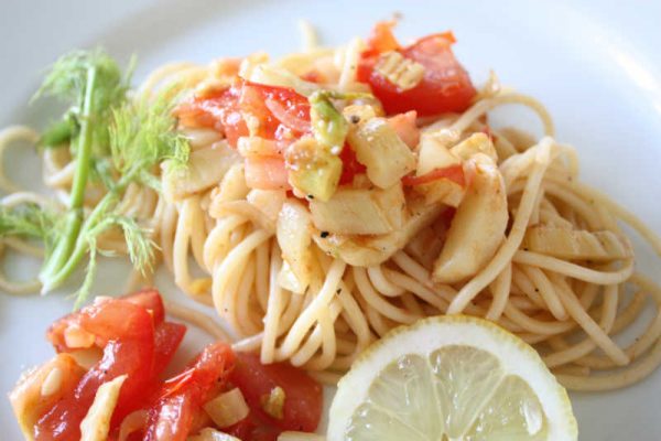 Sommerspaghetti mit frischem Fenchel und Tomaten