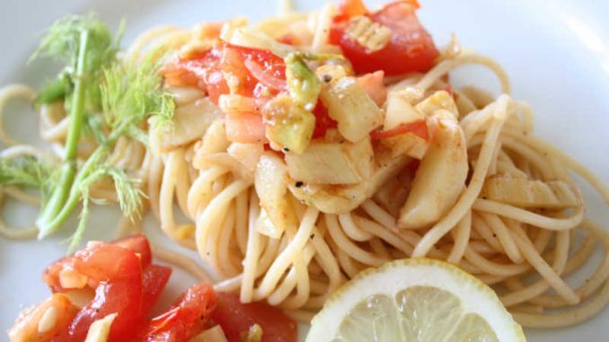 Sommerspaghetti mit frischem Fenchel und Tomaten